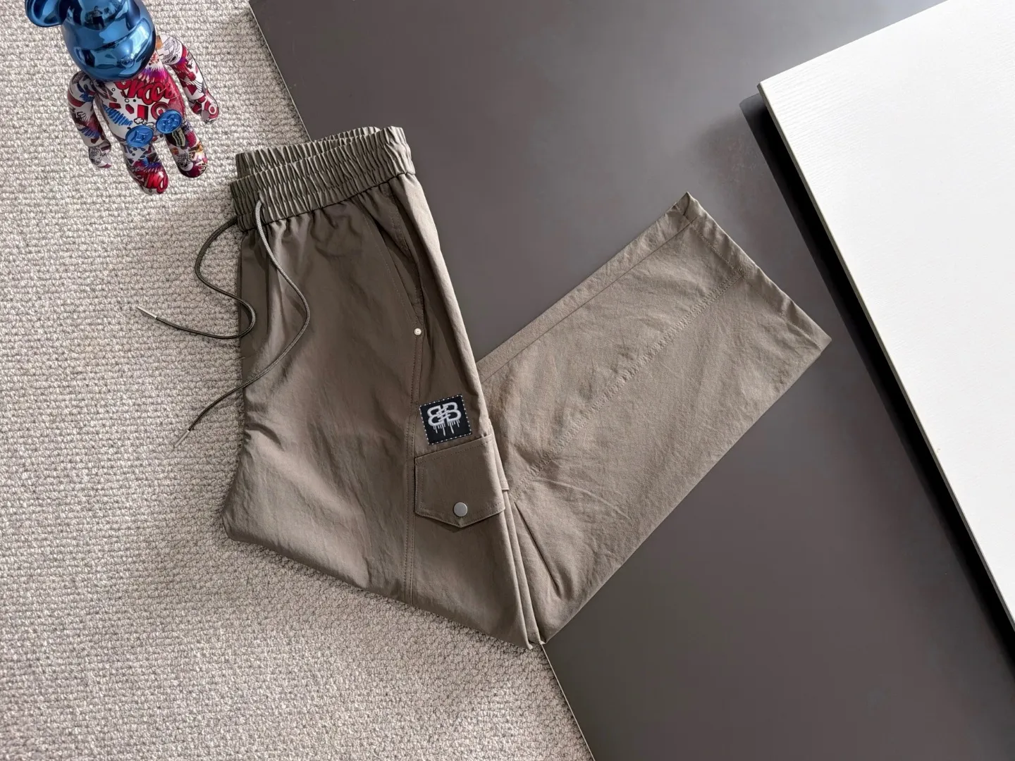 Next day shipment P195 Balenciaga High Quality 2026 Autumn and Winter New Arrival elastic band casual pants, counter-customized fabrics, Breathable, high comfort, impeccable details, brand element design concept, reflecting high quality. It feels delicate and soft! It presents a casual cut and the upper body shape is great! Sizes:S-3XL
